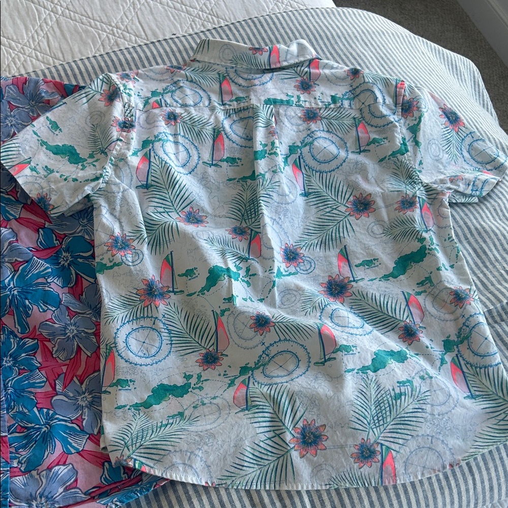 2 Boys Vineyard Vines Tropical Button-Up Shirts - Picture 3 of 8